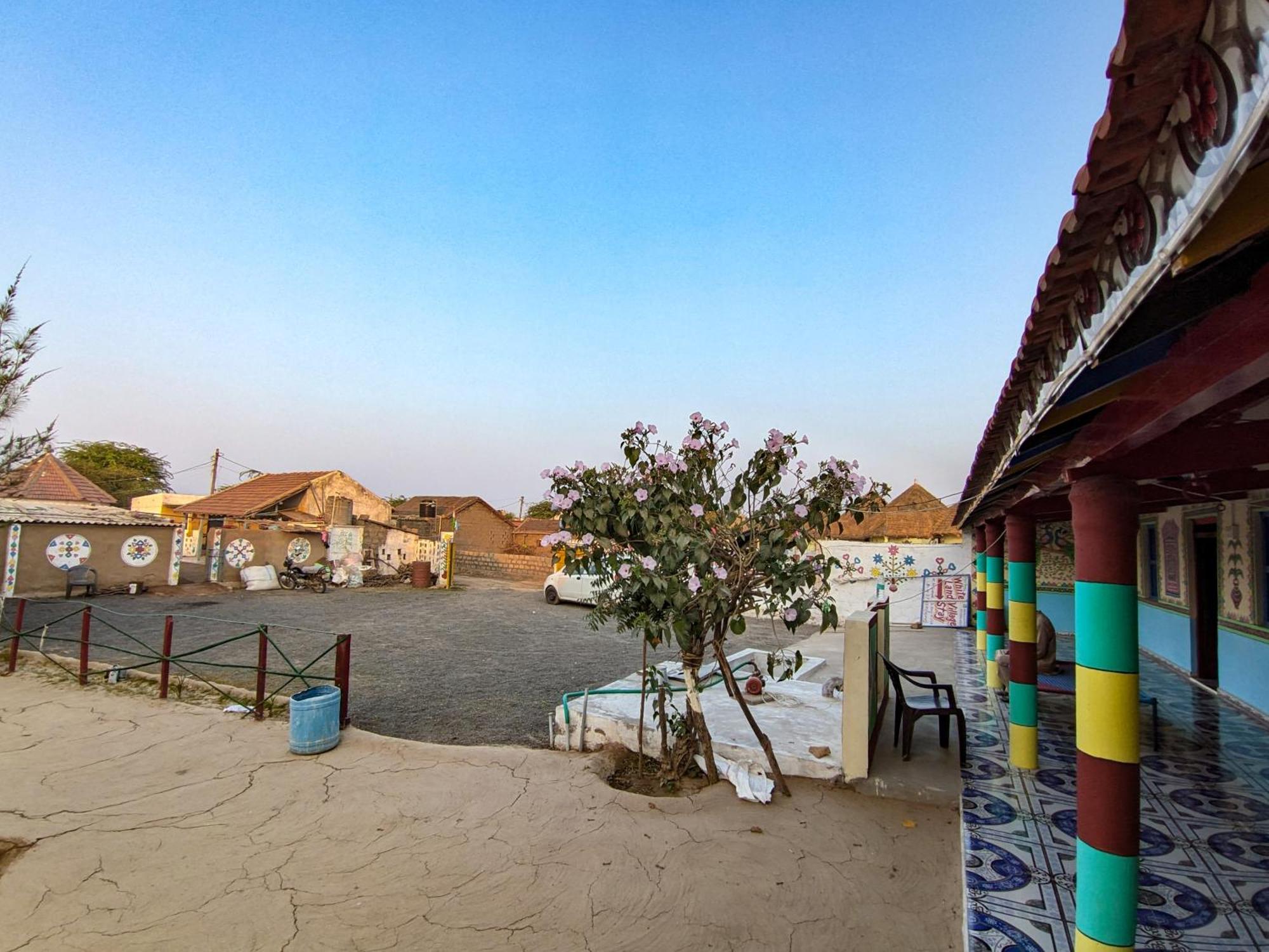 White Land Villagestay Dhordo Exterior foto